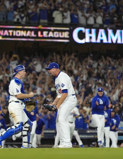 Jugadores de los Dodgers festejan su título de la Liga Nacional 2024 de MLB.