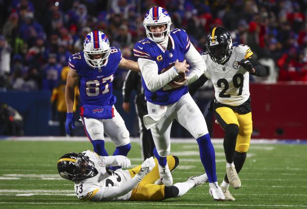 El mariscal de campo de los Buffalo Bills, Josh Allen (17) lleva el balón para un touchdown durante el segundo cuarto de la ronda de comodines de la NFL