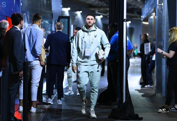 Santiago Giménez, de la Selección Mexicana, llega al estadio para la final de la Nations League ante Estados Unidos