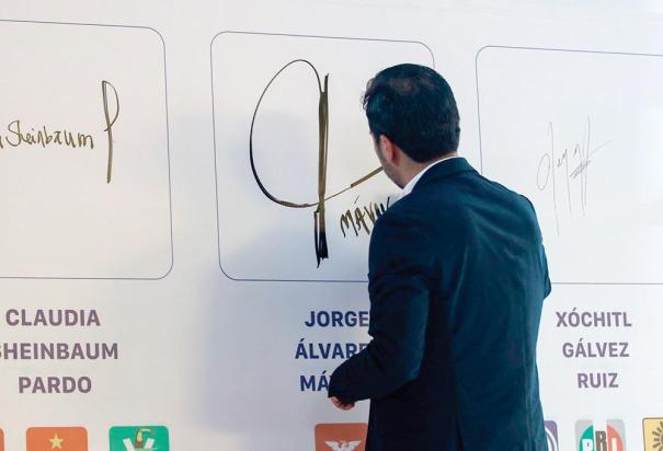 Jorge Álvarez Máynez al plasmar su firma en el evento, ayer.