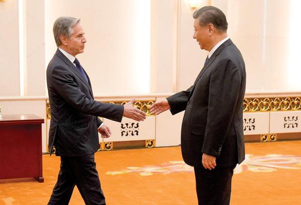 El secretario de Estado de EU (izq.) con el presidente de China, Xi Jinping, ayer, en Beijing.