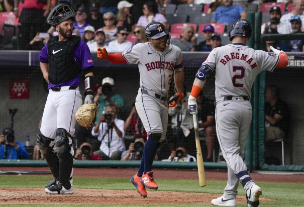 José Altuve, de los Houston Astros, celebra una carrera ante los Colorado Rockies en el juego 2 de la MLB en Ciudad de México en 2024