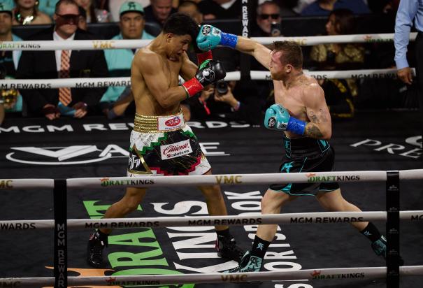 Canelo Álvarez y Jaime Munguía durante su pelea en Las Vegas