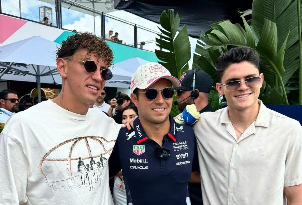 Los jugadores del América Igor Lichnovsky e Israel Reyes con Checo Pérez en el GP de Miami de F1