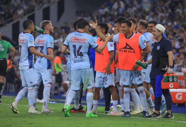 Futbolistas de Cruz Azul festejan su gol contra Monterrey en la ida de semifinales de Liga MX.