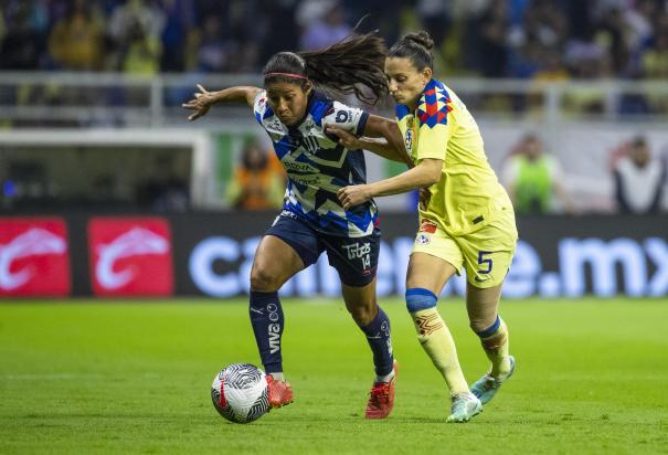 Alejandra Calderon, del Monterrey, disputa un balón con Aurelie Kaci, del America, en la final de ida de la Liga MX Femenil.