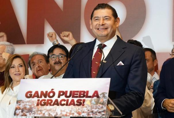 El candidato en Puebla, Alejandro Armenta, ayer, al festejar su triunfo.