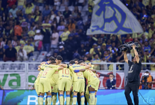 Futbolistas del América previo a un partido de Liga MX en el Estadio Azteca.