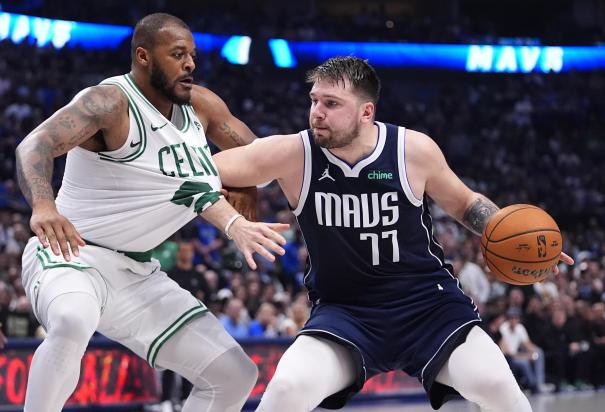 Xavier Tillman (26), de los Boston Celtics, y Luka Doncic (77), de los Dallas Mavericks, durante el Juego 4 de las Finales NBA el 14 de junio.