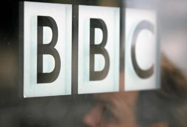 Gobierno británico convoca a embajador chino por agresión y arresto de periodista de la BBC.