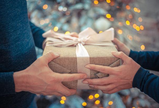 ¿Aún no sabes cómo envolver tus regalos de Navidad? Te decimos cómo puedes hacerlo desde la comodidad de tu hogar