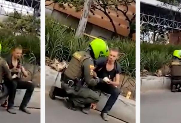 Un policía colombiano comparte su comida con una persona en situación de calle desde hace 2 años.