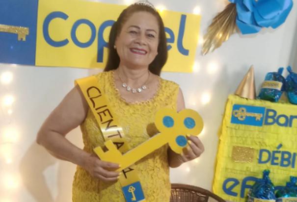 Señora celebra su cumpleaños con fiesta temática de tienda Coppel