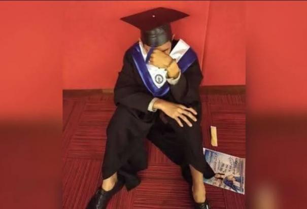 Joven llora porque nadie de su familia fue a su graduación