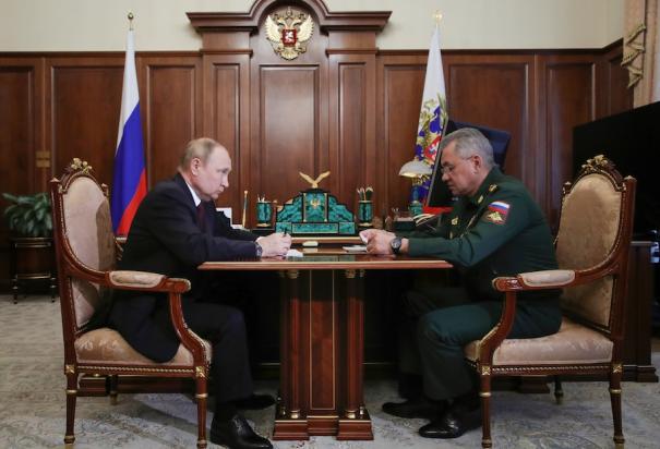 El presidente ruso, Vladimir Putin, se reúne con su ministro de Defensa, Sergi Shoigu, para analizar cómo van los objetivos previstos en territorio ucraniano, ayer.