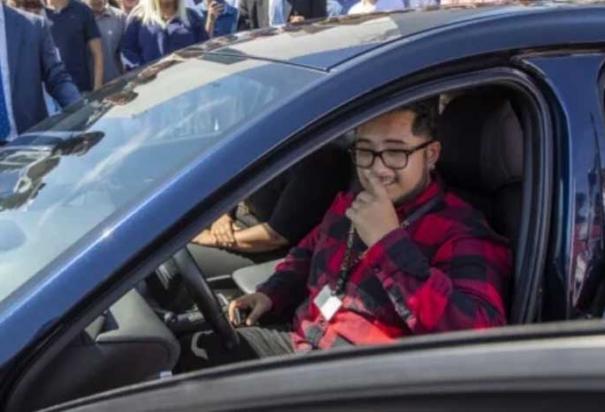 Alumnos regalan auto a profe de mate que tardaba cuatro horas en llegar a la escuela