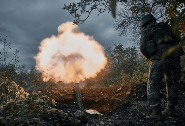 Soldados ucranianos atacan posiciones rusas el viernes 21 de octubre de 2022, en la región de Donetsk, Ucrania.