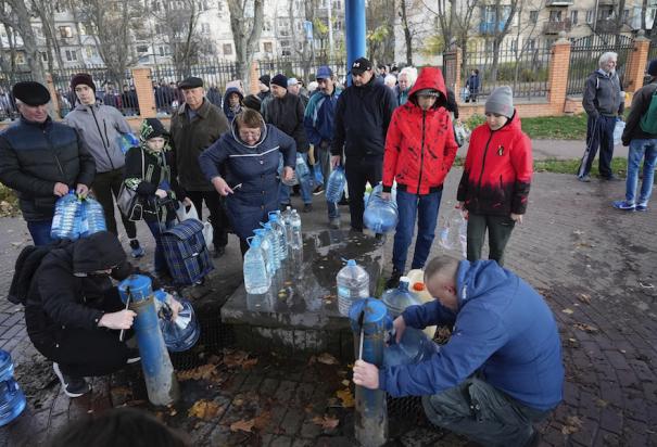 Ucranianos hacen fila en pozos para llevar un poco de agua a sus casas, ayer.