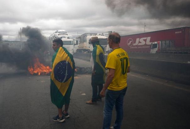 Simpatizantes de Bolsonaro bloquearon carreteras por rechazo de triunfo de Lula Da Silva.