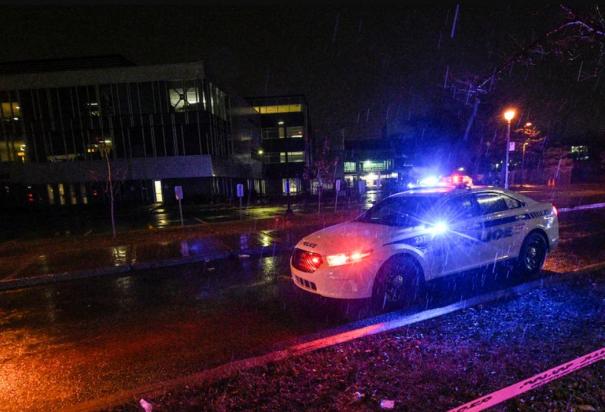 Tiroteo cerca de colegio en Canadá deja al menos 4 personas lesionadas.