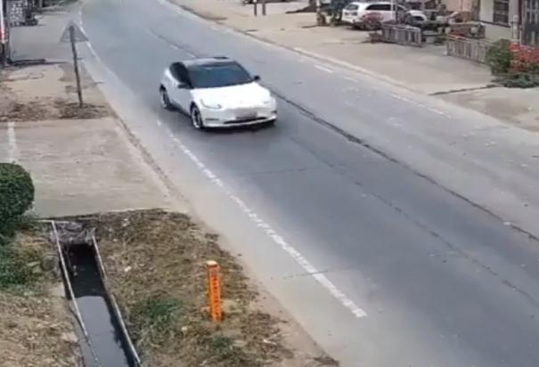 En el sur de China, un vehículo marca Tesla tuvo una falla en el sistema de piloto automático y comenzó a acelerar por sí solo hasta alcanzar una velocidad de casi 200 kilómetros por hora