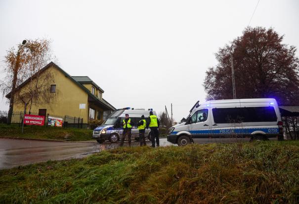 Policías y agencias de Polonia resguardan la zona donde impactó el supuesto misil ucraniano, ayer.