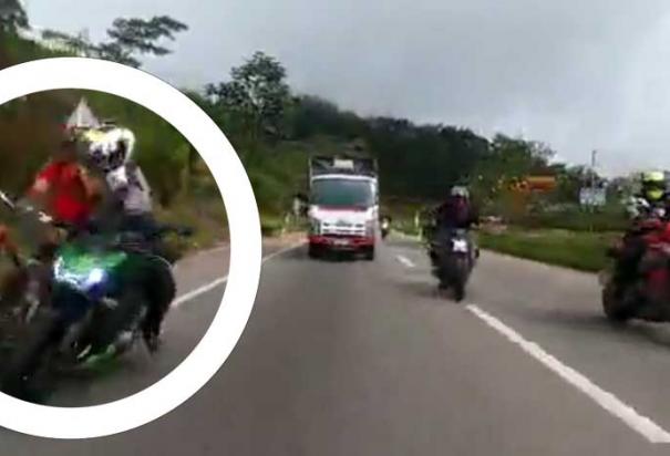 Esta captura de pantalla muestra el momento exacto en que un motociclista impacta por atrás a un ciclista en un camino de Colombia