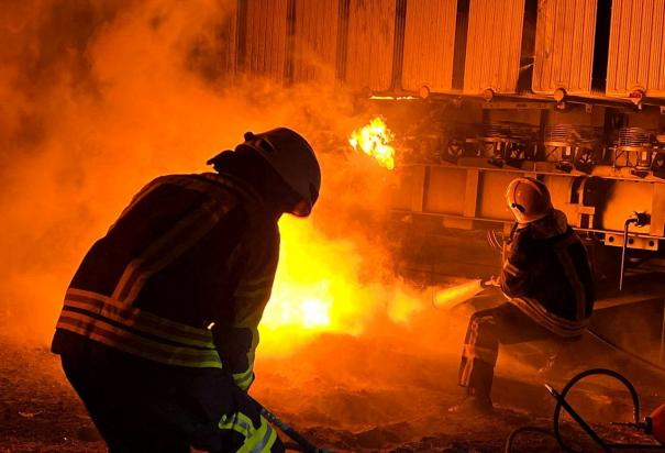 Bomberos tratan de sofocar un incendio en infraestructura eléctrica en Ucrania, ayer.