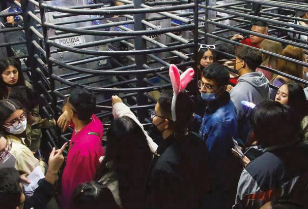 Seguidores, la noche del pasado viernes, sin poder entrar al Estadio Azteca, luego de que cerraran los accesos.