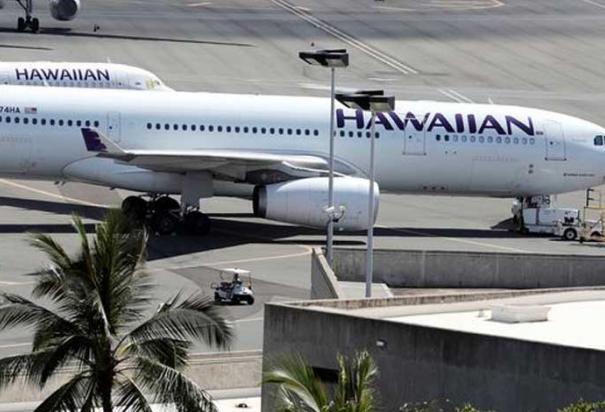 En la imagen, aviones de Hawaiian Airlines que permanecen inactivos en la pista del Aeropuerto Internacional Daniel K. Inouye en Honolulu, Hawái en abril de 2020