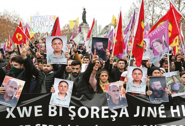 Manifestantes kurdos y aliados exigen justicia por el ataque que tildan de terrorista del pasado 23 de diciembre.