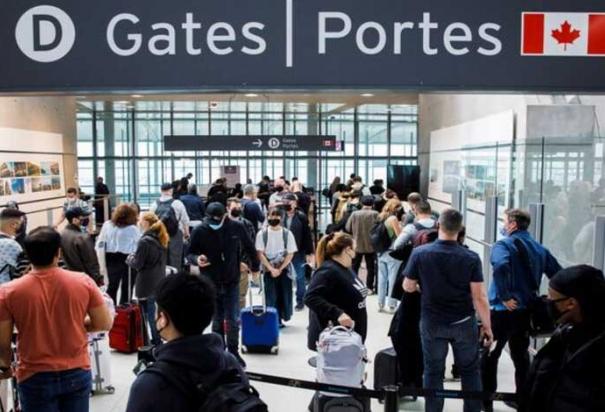 Viajeros en una de las sala de salidas del Aeropuerto Internacional Toronto, en Canadá