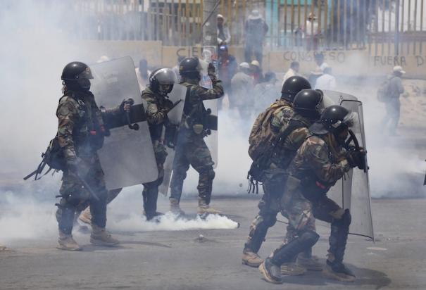 Policías tratan de contener las protestas entre ataques y gas lacrimógeno en Arequipa, ayer.