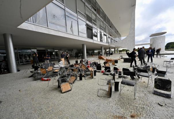 Autoridades comparten por redes sociales los destrozos por protestas en Brasil.