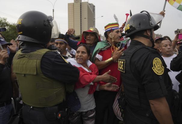 Manifestantes encaran a policías durante su caravana a Lima, ayer.