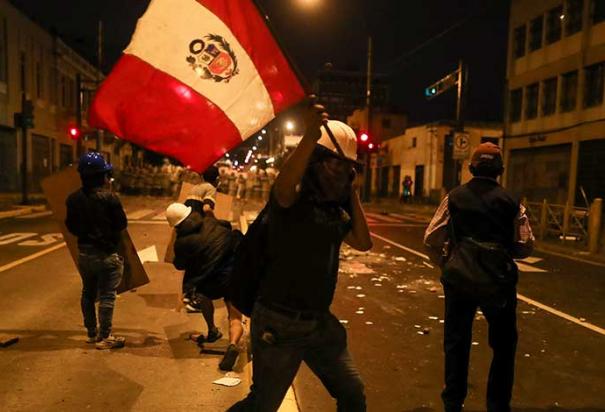 Manifestantes participan en la marcha 'Toma Lima' para manifestarse contra la presidenta de Perú, Dina Boluarte