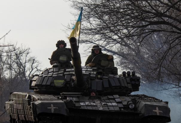 Militares ucranianos en un tanque cerca de la línea de Bakhmut, en Donetsk, durante un ataque ruso, ayer.