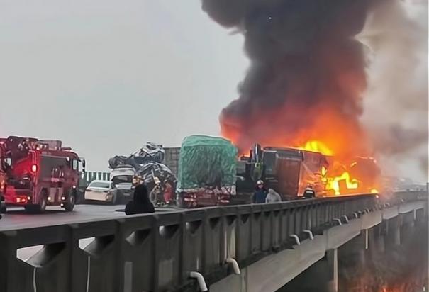 Accidente de más de 40 vehículos en puente de China deja 16 personas si vida y 66 heridos