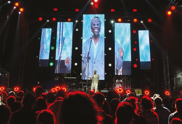 El bajista  Richard Bona, el sábado pasado, en el Parque Bicentenario.