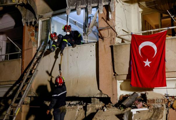 Labores de rescate de un equipo procedente de Francia en un edificio derrumbado, en Hatay, Turquía.