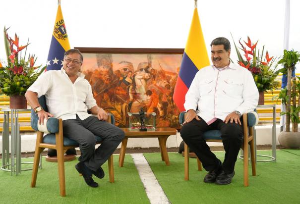 Gustavo Petro (izquierda) y Nicolás Maduro (derecha),  durante  la reunión en San Antonio del Táchira, Venezuela, ayer.