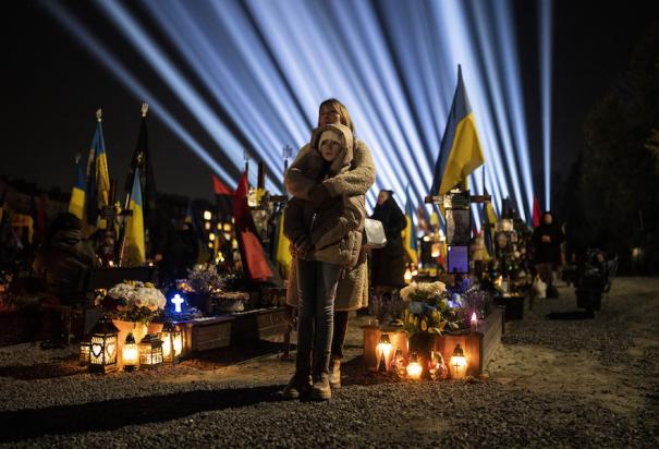 Familiares de ucranianos caídos, en un evento de “luces de la memoria”, ayer.