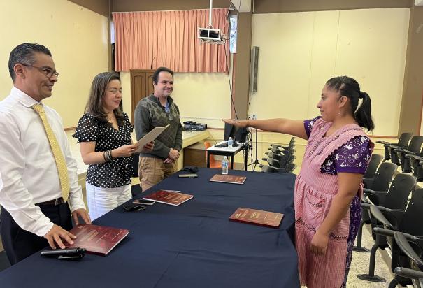 Mujer consigue título universitario con tesis escrita en náhuatl.