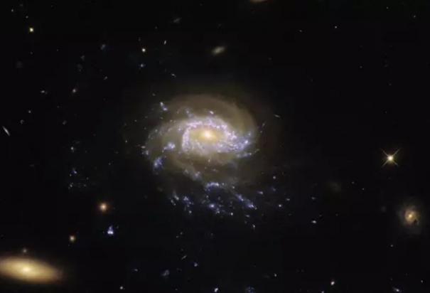 Galaxia medusa JO 201, capturada por el Telescopio espacial Hubble.