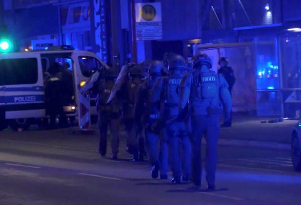 Policías, ayer, al llegar a la escena del ataque.