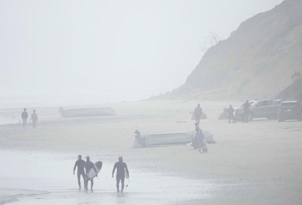 Dos botes, uno de ellos volteado, en Blacks Beach, el domingo 12 de marzo de 2023, en San Diego