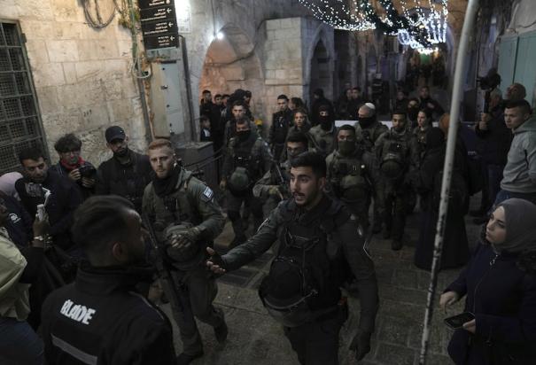 Militares israelíes custodian el centro religioso, tras un enfrentamiento en Jerusalén, ayer.