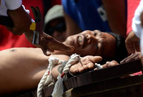 Con crucifixiones reales, acompañadas de latigazos con varas de bambú, filipinos llevan a cabo la representación de la muerte de Jesucristo este Viernes Santo