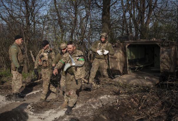 Médicos militares ayudan a soldados ucranianos heridos en Bajmut, ayer.