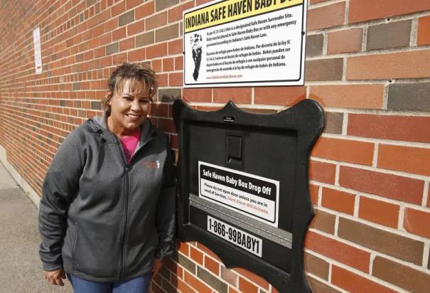 Monica Kelsey y el pueblo de Woodburn, Indiana, dedicaron la primera cesta para bebés recién nacidos de Safe Haven Baby Box el 26 de abril de 2016, en la estación de bomberos de Woodburn. Arde un debate en la legislatura de Florida sobre las cestas para depositar a bebés recién nacidos indeseados.